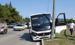 Freni Patlayan Minibüs Önündeki Araca Ve Aydınlatma Direğine Çarptı: 4 Yaralı