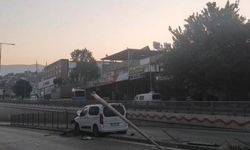 Kahramanmaraş’ta Trafik Kazası: Kontrolden Çıkan Araç Aydınlatma Direğine Çarparak Durdu