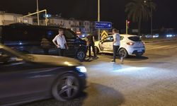 Kırmızı Işık İhlali Yapan Tur Minibüsü Otomobile Çarptı