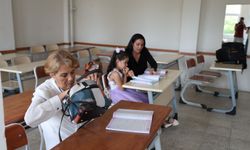 Kübalı gelin, annesi ve kızıyla Türkçe öğrenmeye başladı