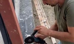 Mahsur kalan kuş demir direk kesilerek kurtarıldı