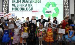 Öğrenciler Atık Malzemelerden Tasarladıkları Kıyafetlerle Defile Düzenledi