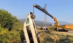 Otomobille Çarpışan Minibüs Dereye Uçtu
