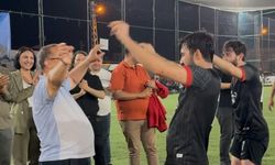 Takım Şampiyon Oldu, Muhtar Sahada Göbek Attı