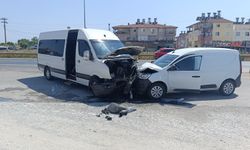 Tur Aracı Hafif Ticari Araçla Kafa Kafaya Çarpıştı: 6 Yaralı