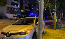Kahramanmaraş’ta Refüje Çıkan Araç Direğe Çarptı