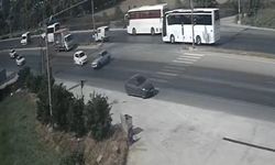 Otomobilin U dönüşü sonrası kaza anı kamerada