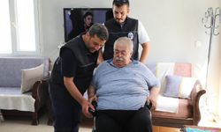 Büyükşehir Belediyesi'nden 2 Engelli Vatandaşa Tekerlekli Sandalye Desteği
