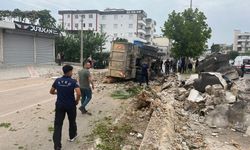 Refüje Çarpan Kamyon Devrildi, Sürücü Yaralandı