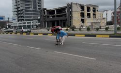Akan Trafikte Çaresizce Bekleyen Yavru Kediyi Kurtardı