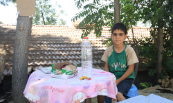 Yaşı Küçük Diye Sanayiye Alınmayan Çocuk, Su Satarak Bisiklet Parasını Biriktiriyor