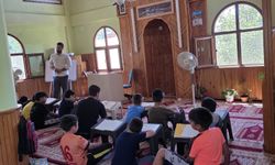 Hem Çocukların Gönlünü Kazanıyor Hem De Kur-An Eğitimi Veriyor
