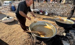 Tarihi Sarıhacılar'da Bin Kişilik Aşure İkramı