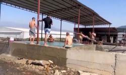 Kavurucu Sıcaktan Bunalan Tarım İşçileri Maydanoz Havuzunda Serinledi