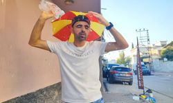 Aşırı Sıcaklar Nedeniyle Kafasına Taktığı Şemsiye İle Geziyor