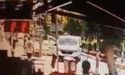 Kırmızı Işıkta Bekleyen Sürücünün Önünü Kesip Saldırdılar, O Anlar Güvenlik Kamerasına Yansıdı
