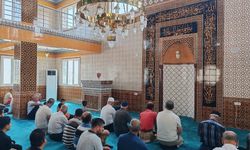 Depremde Yıkılan Cami Dualarla Yeniden İbadete Açıldı