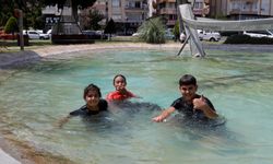 44 Derecelik Sıcaktan Bunalan Çocuklar Süs Havuzunda Serinledi
