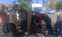 Otomobil Ağaca Çarptı, Sürücü Yaralandı