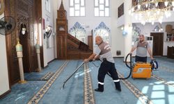 Mersin'de İbadethaneler Temizleniyor, Halılar Yıkanıp Dezenfekte Ediliyor