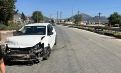 Eğirdir’de Virajı Alamayan Otomobil Bariyerlere Çarptı: 3 Yaralı
