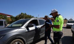 Polis hem sıcakla mücadele ediyor hem kentin huzurunu sağlıyor