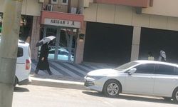 Kahramanmaraş’ta Sıcaktan Korunmak İçin Şemsiye Açtı