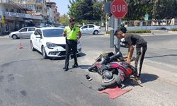 Otomobil İle Elektrikli Motosiklet Çarpıştı: 1 Yaralı
