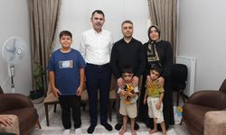 Bakan Kurum evlerine kavuşan depremzede aileye misafir oldu