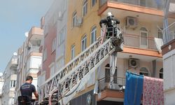Çaresizce Evinin Yanmasını İzlemek  Zorunda Kaldı