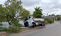 İtfaiyeye Aracı Önce Ağaca Sonra Elektrik Direğine Çarptı
