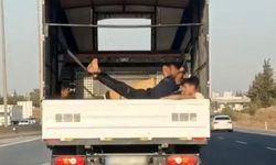 Kamyonet Kasasında Tehlikeli Yolculuk Görüntülendi