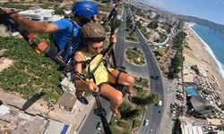 Paraşüt Yaparken Trafik Kazasını Kaydetti