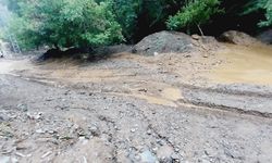 Sağanak Sonrası Dereler Taştı, Yollar Kapandı