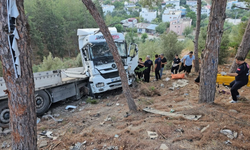 Şarampole Savrulan Tırdan Sürücü Yaralı Çıkarıldı