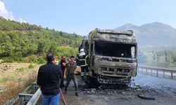 Seyir Halindeyken Alev Alan Tır Küle Döndü
