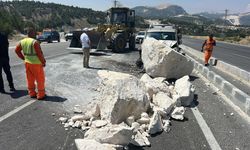 Tırdan Düşen Mermer Bloğuna Çarpan Otomobilin Sürücüsü Yaralandı