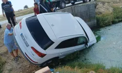 Yayla Köyü sahilinde otomobil su kanalına düştü