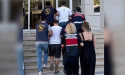Aranan şahıslar yol kontrolünde jandarmaya yakalandı