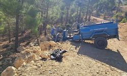 Direksiyon Hakimiyetini Kaybeden Sürücü Tarım Aracıyla Şarampole Devrildi