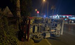 Gece Yarısı Kontrolden Çıkan Kamyonet Devrildi