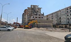 Kahramanmaraş'ta Ağır Hasarlı Binaların Yıkılıyor