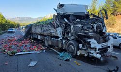 Karpuz Yüklü Tır Devrildi, Tonlarca Yük Otoyola Saçıldı