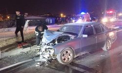 Kavşakta Çarpışan İki Araç Hurdaya Döndü: 2 Yaralı