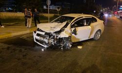 Otomobiller Çarpıştı: Sürücü Asfalta Savruldu, 3 Yaralı
