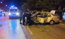 Kontrolden çıkan otomobil refüjdeki ağaçlara çarptı