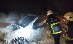 Seyir halindeki araç çıkan yangınla kullanılamaz hale geldi