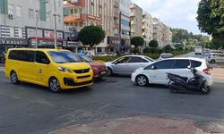 Taksiyle Çarpışan Motosiklet Savruldu, Otomobile Çarptı