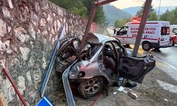 Trafik Kazasında 3 Yaralı: Otomobil Hurdaya Döndü