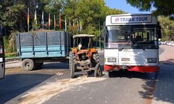 Turist Taşıyan Otobüs ile Traktörün Çarpışmasında 2 Kişi Yaralandı